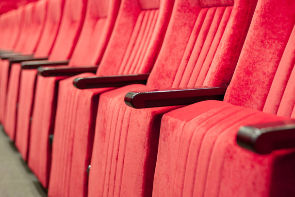 salle de montage vide avec chaises rouges en rangées. concept de formations, réunions d'affaires et conférences.for décor et design texture de fond
. - Photo, image