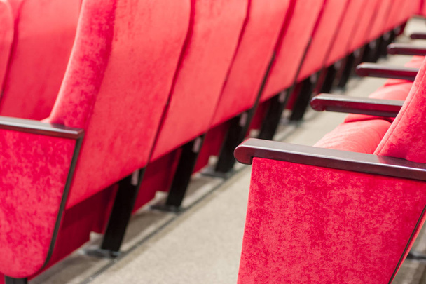 üres Aulában piros székek sorokba. tréningek, üzleti megbeszélések és conferences.for díszítést és designt háttér textúra fogalma. - Fotó, kép