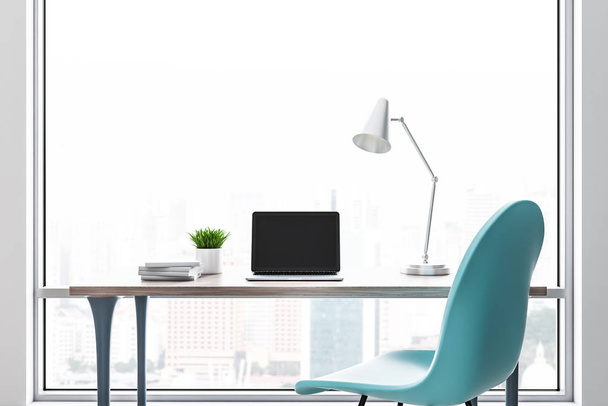 Интерьер современного домашнего офиса с серым и деревянным компьютерным столом с ноутбуком, стоящим рядом с окном в комнате с белыми стенами. 3d-рендеринг
 - Фото, изображение