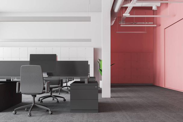 Posto di lavoro ufficio con pareti bianche e rosa, una colonna, pavimento in moquette e file di tavoli grigi per computer con sedie. rendering 3d
 - Foto, immagini