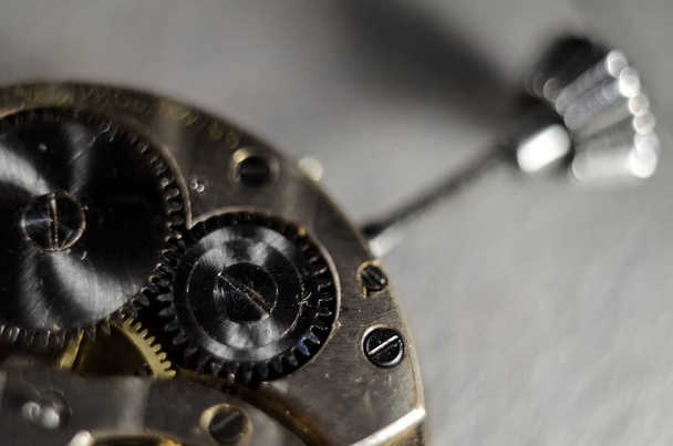 Mechanizm stare kieszonkowe zabytkowe zegarki, zamknąć widok Stary zegar biegi. Selektywny fokus - Zdjęcie, obraz