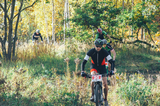 October, 14, 2018 - Minsk, Belarus: 2018 Olympic Cross Country Cup XCO in Medvezhino, men riding bicycles along forest trail - Foto, Bild