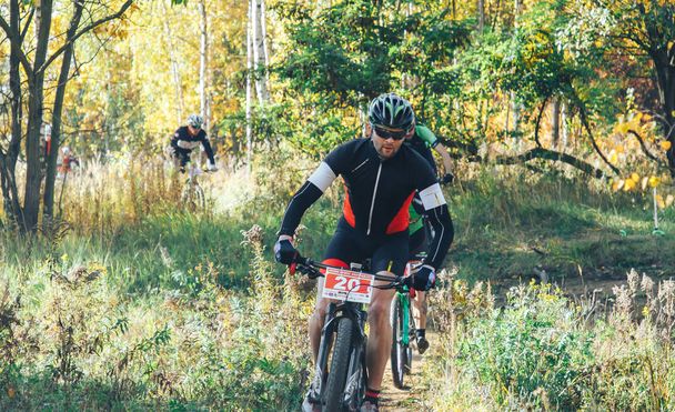 14 октября 2018 года - Минск, Беларусь: 2018 Olympic Cross Country Cup XCO в Медвежино, мужчины на велосипедах по лесной тропе
 - Фото, изображение