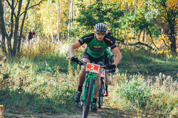 octubre, 14, 2018 - Minsk, Bielorrusia: 2018 Olympic Cross Country Cup XCO en Medvezhino, hombres montando bicicletas a lo largo del sendero forestal
 - Foto, imagen