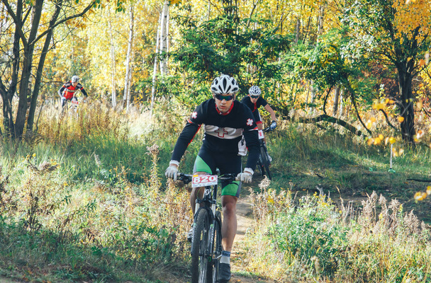 October, 14, 2018 - Minsk, Belarus: 2018 Olympic Cross Country Cup XCO in Medvezhino, men riding bicycles along forest trail - Φωτογραφία, εικόνα
