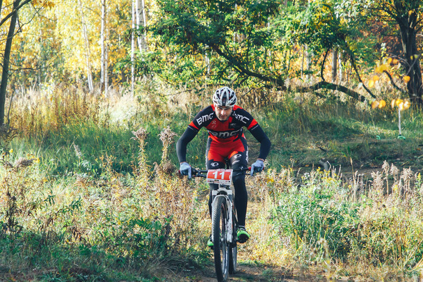 October 14, 2018, Minsk, Belarus: 2018 Olympic Cross Country Cup XCO in Medvezhino, man riding bicycle in park - Foto, afbeelding