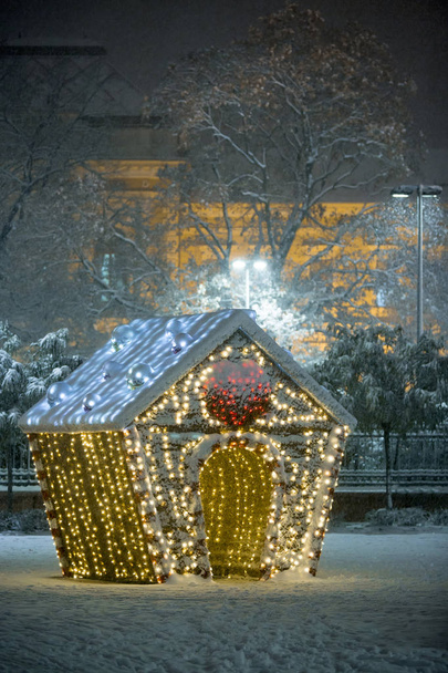 casa de Navidad decorativa en la nieve en las calles Novi Sad
 - Foto, Imagen