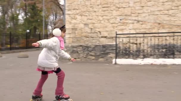 girl ride in autumn park on rollerblades, sport and recreations. - Séquence, vidéo