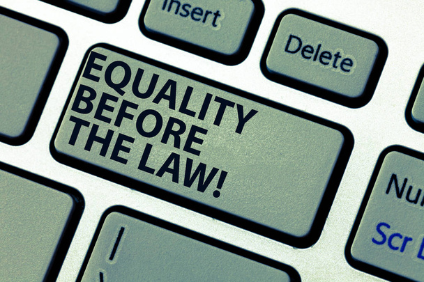 Word pisanie tekstu równości wobec prawa. Koncepcja biznesowa dla sprawiedliwości równowagę ochrony równych praw dla każdego klawisza klawiatury zamiar utworzyć wiadomość komputer naciskając klawisz klawiatury, pomysł. - Zdjęcie, obraz