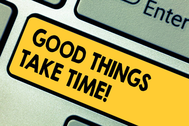 Word schrijven tekst goede dingen Take Time. Business concept voor zijn geduld en gemotiveerd om het bereiken van uw doelen toets op het toetsenbord te willen maken van computer bericht op idee van het toetsenbord te drukken. - Foto, afbeelding