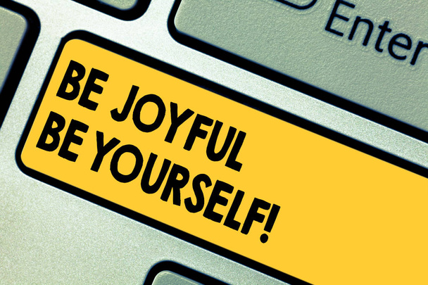 Aplikace Word psaní textu být radostný buďte sami sebou. Obchodní koncept obdivujeme život štěstí usmívající se vždy veselá klávesnice key záměr vytvořit počítač zprávy stisknutí klávesy klávesnice idea. - Fotografie, Obrázek