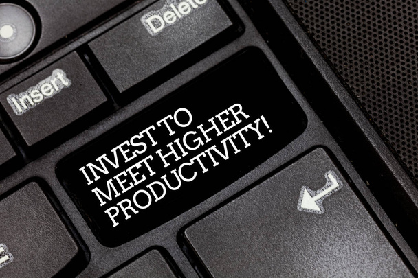 Почерк написания текста Invest To Meet Higher Productivity. Концепция означает делать инвестиции для роста бизнеса Клавиатура ключевых намерение создать компьютерные сообщения нажатием клавиатуры идея
. - Фото, изображение