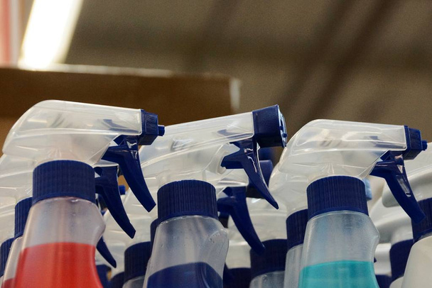 witte plastic flessen met spray flessen in een supermarkt - Foto, afbeelding