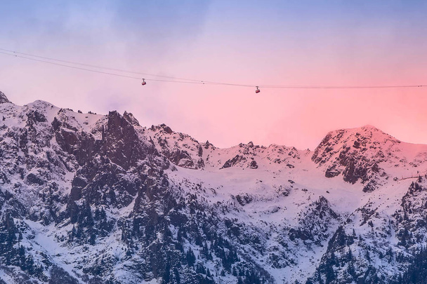 montagnes de neige au coucher du soleil, Chamonix, France
 - Photo, image