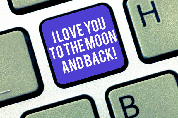 Zápis poznámky jsem ukazovat lásku k The Moon a zpět. Obchodní fotografie představí vyjadřování roanalysistic pocity emoce klávesnice záměr vytvořit počítač zprávy klávesnici idea. - Fotografie, Obrázek