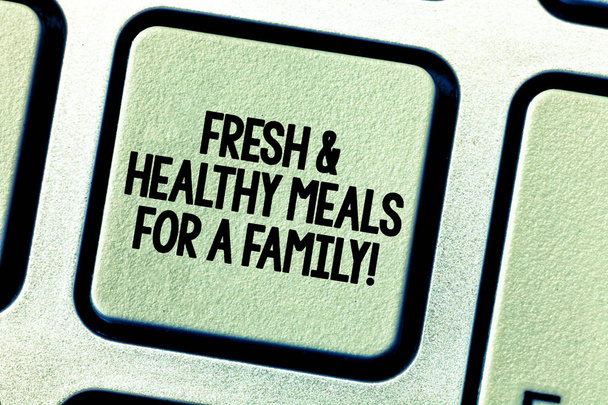 Концептуальный почерк, показывающий свежую и здоровую пищу для семьи. Хорошая диета, забота о здоровье Клавиатура Намерение создать клавиатуру компьютера
. - Фото, изображение