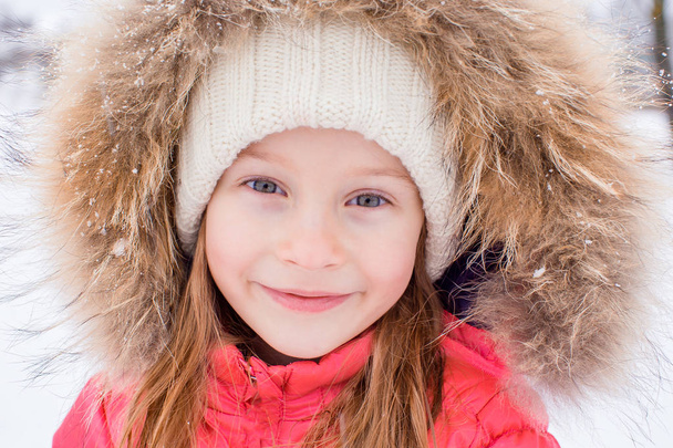 Portret dziewczynki śliczny w śniegu zimą słoneczny dzień - Zdjęcie, obraz