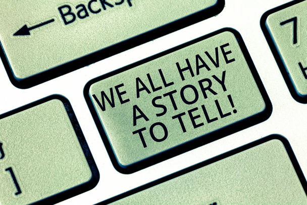 Una parola che scrive un testo che tutti abbiamo una storia da raccontare. Business concept per la condivisione di Storytelling esperienze dimostrative passate Tastiera Intenzione di creare messaggi per computer, premendo l'idea della tastiera. - Foto, immagini