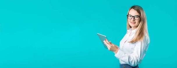 Porträt junge kaukasische Frau Arbeiter Lehrer Trainer Mentoring in weißem Hemd Bürostil lange Haare mit einem Tablet in der Hand verwendet Technologie isoliert helle Farbe blauer Hintergrund. - Foto, Bild