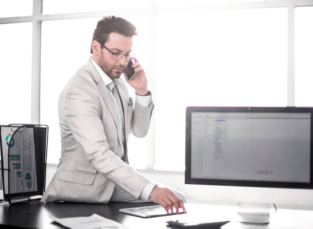 hombre de negocios utiliza su teléfono inteligente para discutir el concepto documents.business financiera
 - Foto, Imagen
