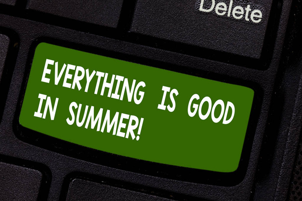 Κείμενο πινακίδα που δείχνει τα πάντα είναι καλό για το καλοκαίρι. Εννοιολογική φωτογραφία ευτυχία καλή vibes στην ηλιόλουστη σεζόν πλήκτρο πληκτρολογίου πρόθεση να δημιουργήσετε υπολογιστή μήνυμα πιέζοντας το αριθμητικό πληκτρολόγιο ιδέα. - Φωτογραφία, εικόνα