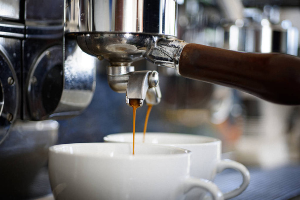 Χαλαρώστε ενώ το ποτό σας είναι έτοιμη. Φλυτζάνια καφέ. Μικρά φλυτζάνια να σερβίρει καφέ, ποτά. Καφέ που παρασκευάζεται στο καφενείο ή καφέ. Παρασκευάζοντας τον καφέ με μηχανή εσπρέσο. Εσπρέσο με portafilter - Φωτογραφία, εικόνα