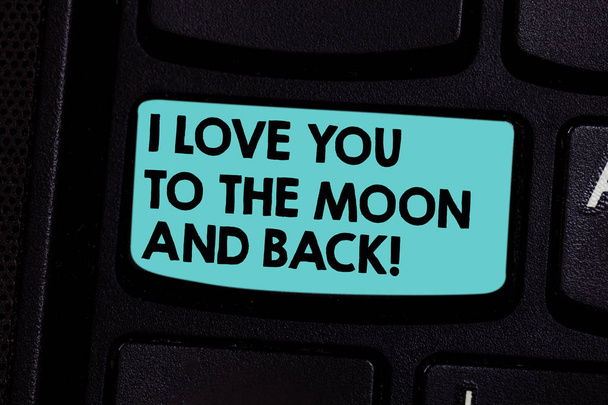 Texto de escritura de palabras I Love You To The Moon And Back. Concepto de negocio para expresar sentimientos roanalíticos emociones Teclado clave Intención de crear mensaje de computadora presionando el teclado idea
. - Foto, Imagen