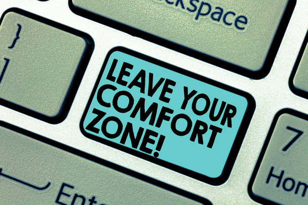 Tekstimerkki, jossa näkyy Leave Your Comfort Zone. Käsitteellinen kuva Tee muutoksia kehittyä ottaa uusia mahdollisuuksia Näppäimistö avain Aikomus luoda tietokoneen viestin painamalla näppäimistö idea
. - Valokuva, kuva
