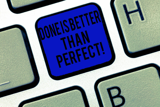 Tekst pisma zrobione jest lepszy niż doskonały. Znaczenie pojęcia nie martw do perfekcji, ale za to klawisz na klawiaturze zamiar utworzyć wiadomość komputer, naciskając klawisz klawiatury, pomysł. - Zdjęcie, obraz