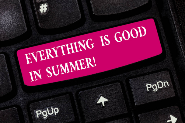 概念的な手書きのすべては良いで夏を示します。日当たりの良いシーズン キーボードのキー メッセージをアイデアのコンピューターを作成する意図で幸せいい感じの展示事業写真. - 写真・画像