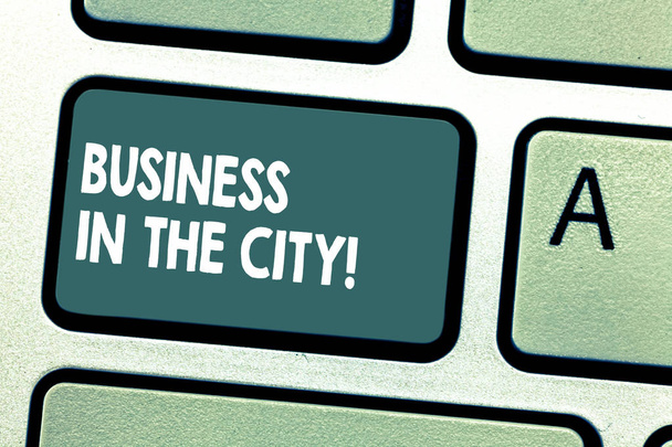 Fogalmi kézi írás, mutatja a Business In The City. Üzleti fénykép bemutató városi cégek szakmai irodák városok billentyű szándékát, hogy hozzon létre a számítógép üzenet ötlet. - Fotó, kép