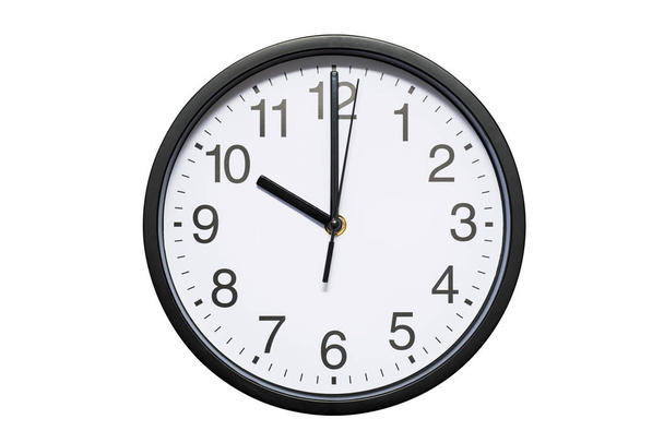 Relógio de parede mostra o tempo 10 horas em fundo isolado branco. Relógio de parede redondo - vista frontal. Vinte e duas horas
 - Foto, Imagem