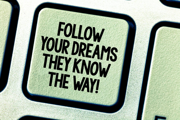 Escritura manual conceptual que muestra Sigue tus sueños Ellos conocen el camino. Muestra de fotos de negocios Motivación de inspiración para tener éxito Teclado clave Intención crear mensaje de computadora teclado idea
. - Foto, Imagen
