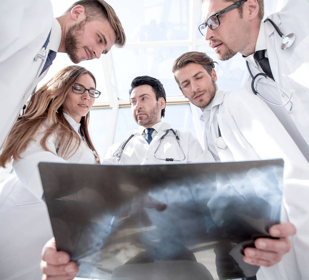 doctors colleagues look at the x-ray of the patient - Φωτογραφία, εικόνα