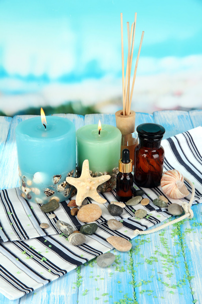 mořské lázně složení na dřevěný stůl na modré přirozeného pozadí - Fotografie, Obrázek