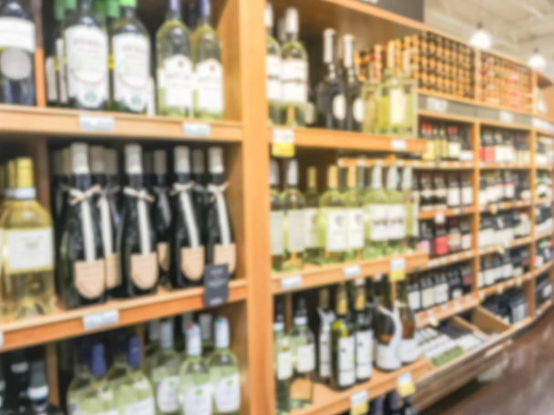 Gran colección internacional abstracta borrosa de vino en una bodega de madera en una tienda de comestibles en Texas, Estados Unidos
 - Foto, imagen