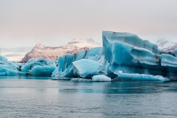 Icebergs in the Jokulsarlon's lake near Vatnajokull glacier at sunrise, Iceland - 写真・画像