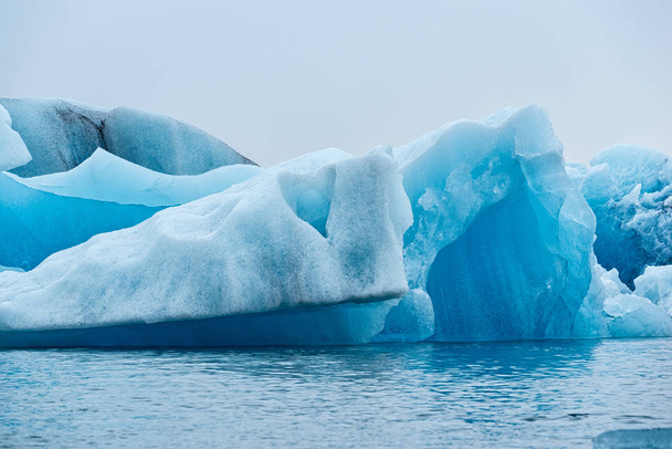 Icebergs en el lago de Jokulsarlon cerca del glaciar Vatnajokull, Islandia - Foto, Imagen