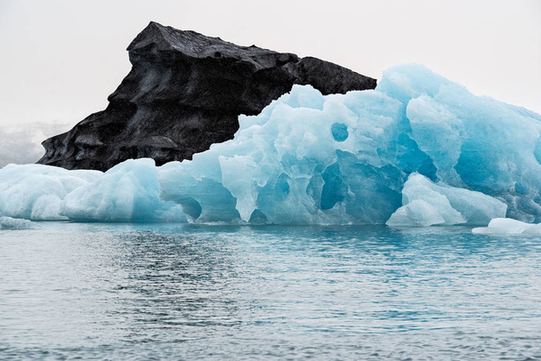 Icebergs in the Jokulsarlon's lake near Vatnajokull glacier, Iceland - Фото, изображение