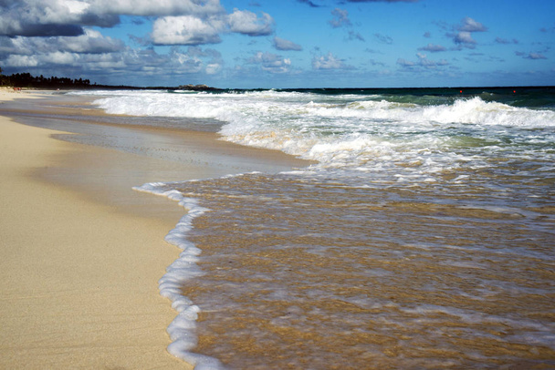 Zachte Golf van de zee op de zandige beachpunta Cana in de Dominicaanse Republiek. Achtergrond voor webpagina's en afdrukken. Tropic paradijs voor rust en ontspanning.   - Foto, afbeelding