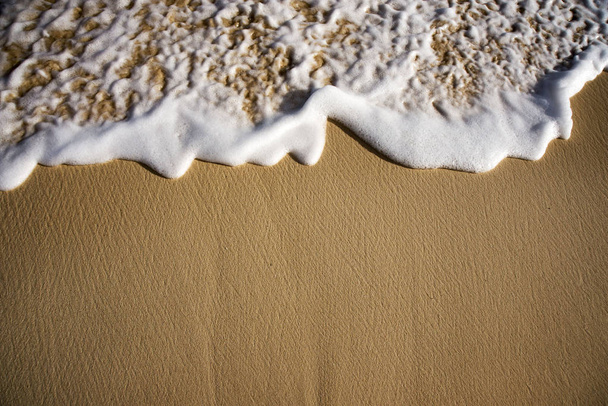 Douce vague de la mer sur la plage de sablePunta Cana en République dominicaine. Contexte pour les pages Web et l'impression. Paradis tropical pour le repos et la détente
.   - Photo, image