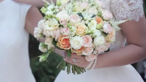 Bloemen op de handen van de bruiden op de huwelijksdag - Video