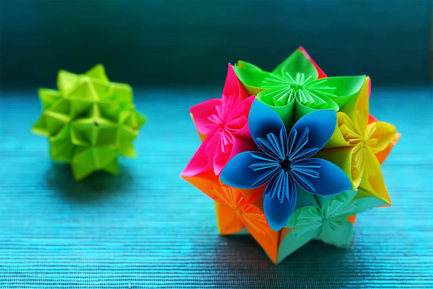 Due origami Kusudama su sfondo blu primo piano
 - Foto, immagini