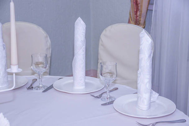 primer plano de la mesa servida en color blanco
 - Foto, Imagen