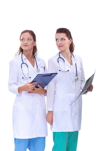 Deux infirmières regardant l'image de Rayon X, debout à l'hôpital. Rayon X. Deux femmes médecin
 - Photo, image