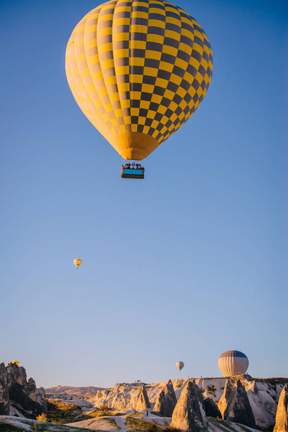 big balloon flies over mountains - Foto, Imagem