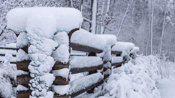 Tablero de madera cubierto de nieve de madera en un día nublado de invierno Fondo
 - Foto, imagen