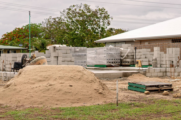 Casa residencial que se construye a partir de bloques de hormigón en un suburbio de la ciudad australiana
 - Foto, Imagen