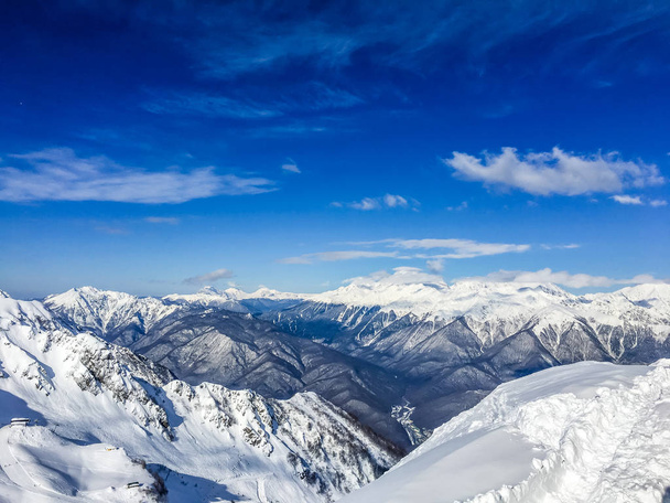 Bergen van Sotsji in de winter. Winter van de besneeuwde bergen. Winter foto. Heldere zonnige frosty dag in de bergen. - Foto, afbeelding