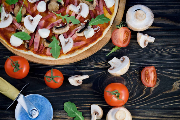 Pizza casera apetitosa y sabrosa sobre la mesa
 - Foto, imagen